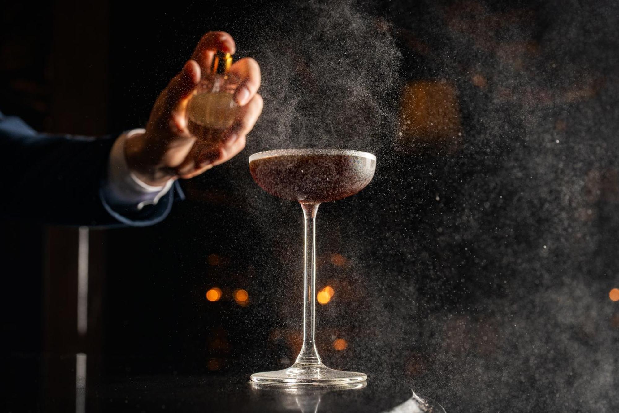 Hotel Rosewood São Paulo Exterior foto A bartender dusting a cocktail with ground nutmeg